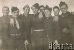 1942-1945, brak miejsca.
Grupa żołnierzy Polskich Sił Zbrojnych na Zachodzie. Na odwrocie podpis: 