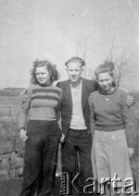 1939-44, Grabitz, Rugia, Niemcy.
Henryk Bosiacki z siostrą Marią na robotach przymusowych, z lewej stoi Niemka Ani Muller.
Fot. NN, zbiory Ośrodka KARTA, udostępnił Henryk Bosiacki.
 
