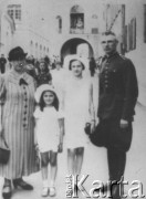 1936, Wilno, Polska.
Wiktor Kostrubiec (żołnierz KOP, zamordowany w Ostaszkowie) wraz z rodziną - żoną Aleksandrą i córkami: Urszulą i Wandą.
Fot. NN, zbiory Ośrodka KARTA, Urszula Sztandera