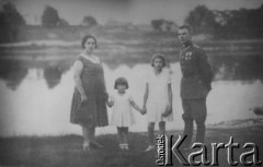 1929, Polska.
Wiktor Kostrubiec (żołnierz Korpusu Ochrony Pogranicza, zamordowany w Ostaszkowie) z żoną Aleksandrą i córkami Urszulą i Wandą, w tle rzeka Niemen.
Fot. NN, zbiory Ośrodka KARTA, udostępniła Urszula Sztandera.

