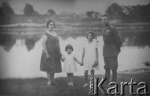 1929, Polska.
Wiktor Kostrubiec (żołnierz Korpusu Ochrony Pogranicza, zamordowany w Ostaszkowie) z żoną Aleksandrą i córkami Urszulą i Wandą, w tle rzeka Niemen.
Fot. NN, zbiory Ośrodka KARTA, udostępniła Urszula Sztandera.


