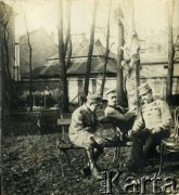 Przed 1914, brak miejsca.
Żołnierze armii austro-węgierskiej podczas gry  w szachy.
Fot. NN, zbiory Ośrodka KARTA, kolekcja Zofii Kucharzów [AW III/154]