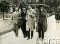 Przed 1939, Lwów, Polska.
Stanisław Kucharzów (drugi od prawej, zginął w Katyniu) i Józef Łuczko (pierwszy z lewej).
Fot. NN, zbiory Ośrodka KARTA, kolekcja Zofii Kucharzów [AW III/154]