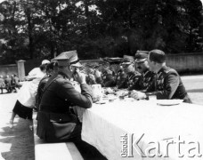 15.05.1937, brak miejsca.
Żołnierski obiad, trzeci z prawej siedzi pułkownik Jarosław Okulicz-Kozaryn.
Fot. NN, kolekcja Jarosława Okulicza-Kozaryna, zbiory Ośrodka KARTA