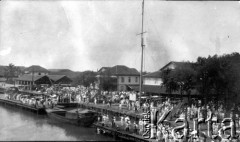 1918, Honolulu (?), Hawaje.
Nabrzeże portu.
Fot. NN, kolekcja Jarosława Okulicza-Kozaryna, zbiory Ośrodka KARTA