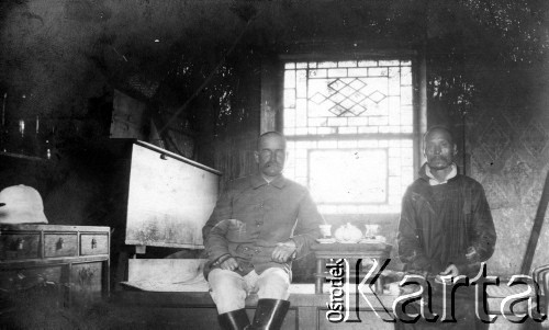 1918-1919, Chiny.
Mężczyźni pijący herbatę.
Fot. NN, kolekcja Jarosława Okulicza-Kozaryna, zbiory Ośrodka KARTA