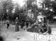 1914-16, brak miejsca.
Pogrzeb rosyjskiego lotnika.
Fot. NN, kolekcja Jarosława Okulicza-Kozaryna, zbiory Ośrodka KARTA
