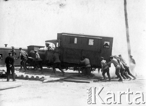 1914-1915, brak miejsca.
Transport samochodu eskadry lotniczej.
Fot. NN, kolekcja Jarosława Okulicza-Kozaryna, zbiory Ośrodka KARTA.