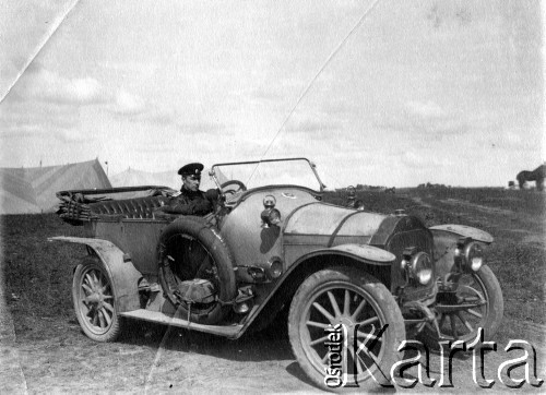 1914-1915, brak miejsca.
Samochód na wyposażeniu eskadry lotniczej.
Fot. NN, kolekcja Jarosława Okulicza-Kozaryna, zbiory Ośrodka KARTA