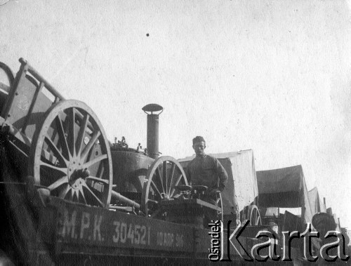 1914-1915, brak miejsca.
Transport wojskowy.
Fot. NN, kolekcja Jarosława Okulicza-Kozaryna, zbiory Ośrodka KARTA.