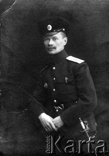 1914-1915, brak miejsca.
Porucznik Jarosław Okulicz-Kozaryn.
Fot. NN, kolekcja Jarosława Okulicza-Kozaryna, zbiory Ośrodka KARTA