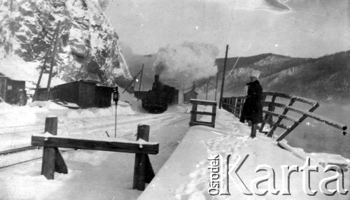 1919, Syberia, Rosja.
Stacyjka kolejowa, pociąg w śniegu.
Fot. Jarosław Okulicz-Kozaryn, zbiory Ośrodka KARTA