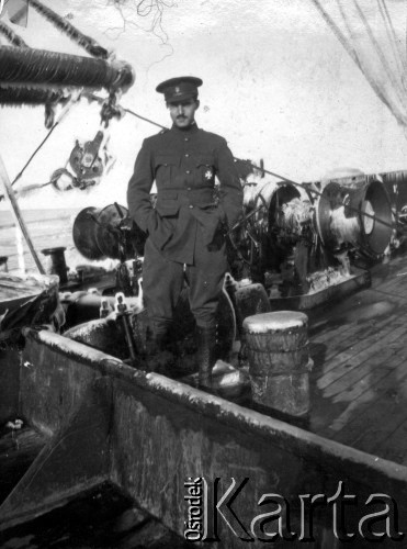 Styczeń 1919, brak miejsca.
Oficer angielski na statku płynącym z Honolulu do Władywostoku.
Fot. Jarosław Okulicz-Kozaryn, zbiory Ośrodka KARTA