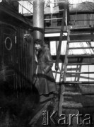 Styczeń 1919, brak miejsca.
Kobieta na pokładzie statku płynącego z Honolulu do Władywostoku.
Fot. Jarosław Okulicz-Kozaryn, zbiory Ośrodka KARTA