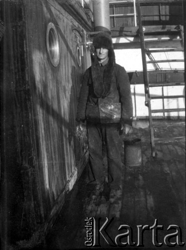 Styczeń 1919, brak miejsca.
Mężczyzna na pokładzie statku płynącego z Honolulu do Władywostoku.
Fot. Jarosław Okulicz-Kozaryn, zbiory Ośrodka KARTA