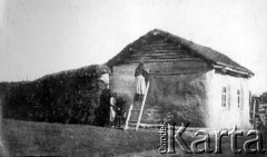 1919, Syberia, Rosja.
Kobieta bieląca lepiankę.
Fot. Jarosław Okulicz-Kozaryn, zbiory Ośrodka KARTA