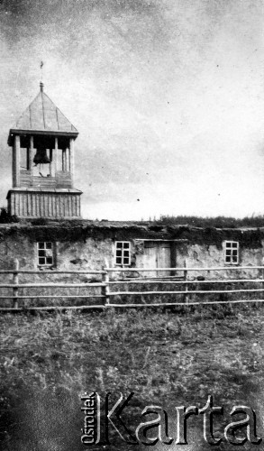 1919, Syberia, Rosja.
Budynek z dzwonnicą.
Fot. Jarosław Okulicz-Kozaryn, zbiory Ośrodka KARTA