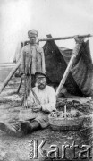 1919, Syberia, Rosja.
Chłop wyplatający kosze z wikliny.
Fot. Jarosław Okulicz-Kozaryn, zbiory Ośrodka KARTA