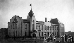 1919, Omsk lub Nowo-Nikołajewsk (Nowosybirsk), Rosja.
Budynek. Nad drzwiami wejściowymi polski 
