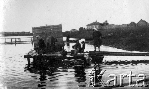 1919, Syberia, Rosja.
Kobiety piorące na pomoście.
Fot. Jarosław Okulicz-Kozaryn, zbiory Ośrodka KARTA