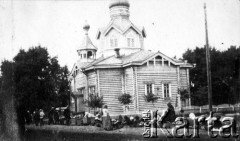 1919, Syberia, Rosja.
Kobiety z koszami siedzące pod cerkwią.
Fot. Jarosław Okulicz-Kozaryn, zbiory Ośrodka KARTA