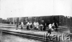 1919, Syberia, Rosja.
Kobiety pracujące na stacji kolejowej.
Fot. Jarosław Okulicz-Kozaryn, zbiory Ośrodka KARTA