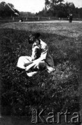 1918, Francja.
Kobieta z bukietem kwiatów.
Fot. Jarosław Okulicz-Kozaryn, zbiory Ośrodka KARTA
