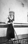1918, brak miejsca.
Dziewczyna na pokładzie statku.
Fot. Jarosław Okulicz-Kozaryn, zbiory Ośrodka KARTA
