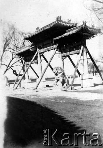 1918, Chiny.
Brama prowadząca do świątyni.
Fot. Jarosław Okulicz-Kozaryn, zbiory Ośrodka KARTA