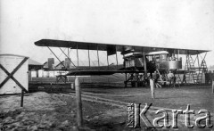 1913, Petersburg, Rosja.
Mechanicy przy samolocie typu 