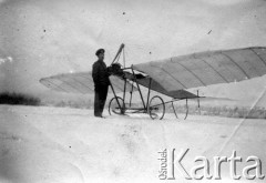 1914, brak miejsca.
Sztabskapitan W. Uszakow obok (prawdopodobnie) samolotu prototypowego lub szkolnego.
Fot. Jarosław Okulicz-Kozaryn, zbiory Ośrodka KARTA