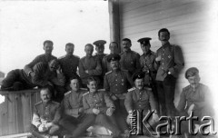 1914, Rosja.
Rosyjscy oficerowie, z prawej stoi sztabskapitan W. Uszakow.
Fot. Jarosław Okulicz-Kozaryn, zbiory Ośrodka KARTA