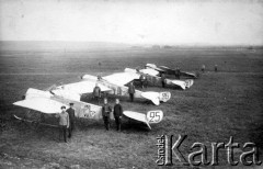 1914, Rosja.
Lotnicy XVIII eskadry lotniczej będącej w składzie XVIII korpusu pod dowództwem generała Kruzenszterna. Na wyposażeniu eskadry były samoloty typu 