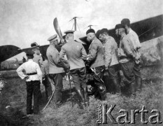 1914, Rosja.
Oficerowie przy samolocie - prawdopodobnie inspekcja wyższego dowództwa; nie wykluczone, że na zdjęciu jest członek rodziny carskiej.
Fot. Jarosław Okulicz-Kozaryn, zbiory Ośrodka KARTA