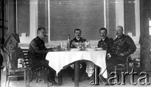 1914, Rosja.
Rosyjscy lotnicy, drugi od prawej siedzi sztabskapitan W. Uszakow.
Fot. Jarosław Okulicz-Kozaryn, zbiory Ośrodka KARTA