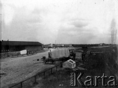 Lipiec 1914, Rewel (Tallin).
Transport samolotów XVIII eskadry na dworcu kolejowym.
Fot. Jarosław Okulicz-Kozaryn, zbiory Ośrodka KARTA
