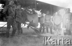 Lipiec 1914, Rewel (Tallin).
Lotnicy i mechanicy XVIII eskadry przy rozbitym samolocie typu 