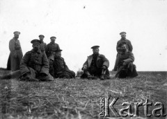 Sierpień 1914, Rewel (Tallin).
Żołnierze ochraniający lotnisko.
Fot. Jarosław Okulicz-Kozaryn, zbiory Ośrodka KARTA