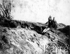 Wrzesień 1914, wschodnia Małopolska.
Polegli w okopach podczas bitwy nad Sanem.
Fot. Jarosław Okulicz-Kozaryn, zbiory Ośrodka KARTA