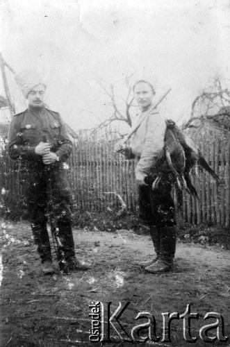 Listopad 1914, wschodnia Małopolska.
Żołnierze z upolowanymi bażantami.
Fot. Jarosław Okulicz-Kozaryn, zbiory Ośrodka KARTA