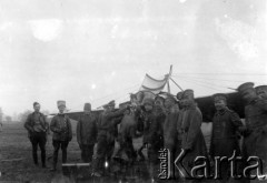 Grudzień 1914, Busko-Zdrój, pow. Stopnica.
Żołnierze przy samolocie typu 