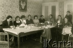1939-1940, Turnu Severin, Rumunia.
Polscy uchodźcy w Rumunii. Polki z Koła Kobiet podczas szycia.
Fot. NN, zbiory Ośrodka KARTA