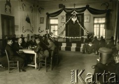 1939-1940, Bukareszt, Rumunia.
Polscy uchodźcy w świetlicy Domu Polskiego.
Fot. NN, zbiory Ośrodka KARTA