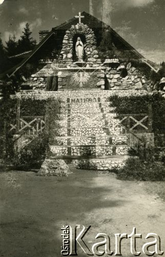 1940, Rumunia.
Kamienna kapliczka ku czci Matki Boskiej wzniesiona przez polskich uchodźców w maju 1940.
Fot. NN, zbiory Ośrodka KARTA