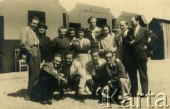 09.05.1945, Rumunia.
Grupa polskich uchodźców cieszących się z zakończenia wojny.
Fot. NN, zbiory Ośrodka KARTA