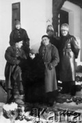 1939-1944, Rumunia.
Grupa rumuńskich żołnierzy i kobieta w futrze.
Fot. NN, zbiory Ośrodka KARTA