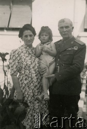 Lata 40., Rumunia
Mężczyzna w wojskowym mundurze trzyma na rękach małą dziewczynkę, obok stoi kobieta w letniej sukience.
Fot. NN, zbiory Ośrodka KARTA