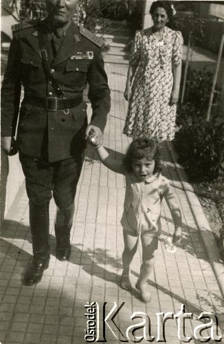 Lata 40., Rumunia
Mężczyzna w mundurze trzyma za rękę małą dziewczynkę, z tyłu stoi kobieta w letniej sukience.
Fot. NN, zbiory Ośrodka KARTA