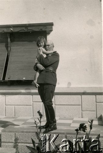 Lata 40., Rumunia.
Mężczyzna w wojskowym mundurze trzyma na rękach małą dziewczynkę.
Fot. NN, zbiory Ośrodka KARTA
