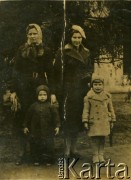 1943, Braila, Rumunia.
Polscy uchodźcy w Rumunii, z prawej stoi pani Urbańska z córeczką Danusią, żona polskiego dyplomaty. Cała rodzina została aresztowana przez Gestapo w 1944 r.
Fot. NN, zbiory Ośrodka KARTA